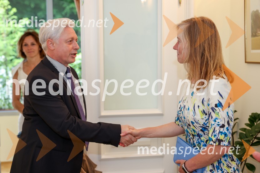  ... ;  Tiffany Sadler, Britanska veleposlanicaKraljičina rojstnodnevna zabava v rezidenci Britanskega veleposlaništva