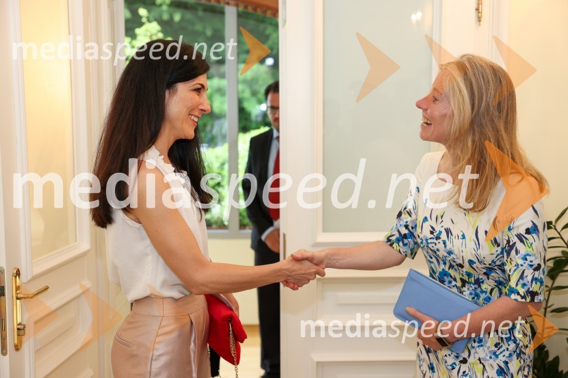  ... ;  Tiffany Sadler, Britanska veleposlanicaKraljičina rojstnodnevna zabava v rezidenci Britanskega veleposlaništva