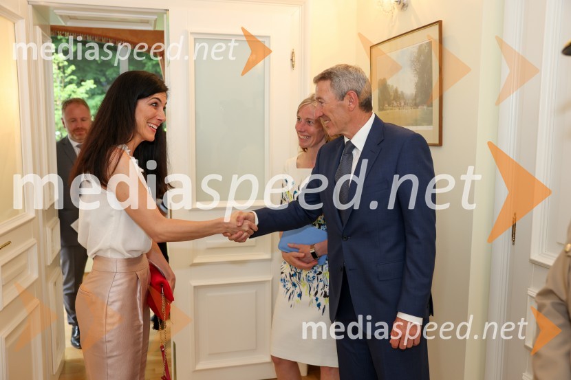  ... ;  Stephen SadlerKraljičina rojstnodnevna zabava v rezidenci Britanskega veleposlaništva