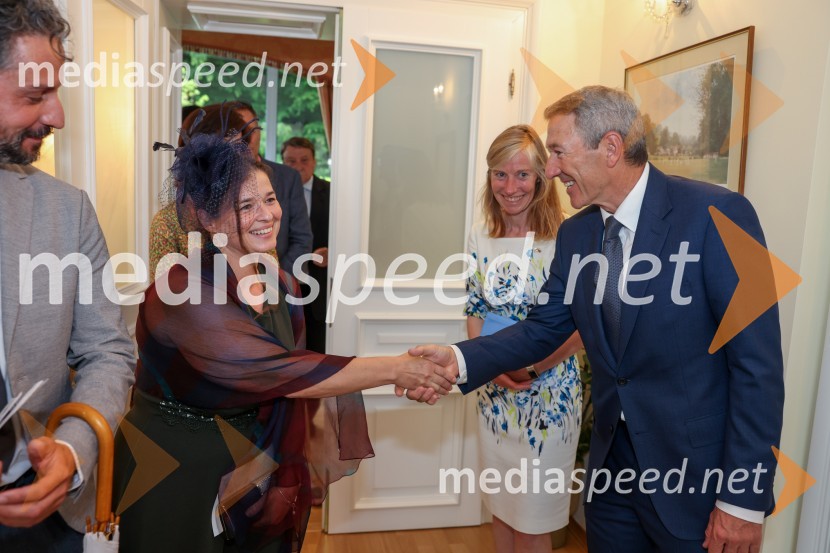  Lisa Bortot, epidemiologinja;  Stephen SadlerKraljičina rojstnodnevna zabava v rezidenci Britanskega veleposlaništva