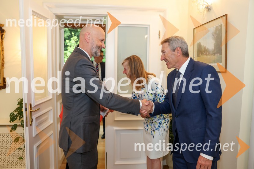  ... ;  Stephen SadlerKraljičina rojstnodnevna zabava v rezidenci Britanskega veleposlaništva