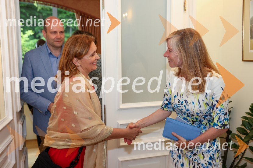 doc. dr. Suzana Žilič Fišer,  predstojnica Inštituta za medijske komunikacije na FERI;  Tiffany Sadler, Britanska veleposlanicaKraljičina rojstnodnevna zabava v rezidenci Britanskega veleposlaništva