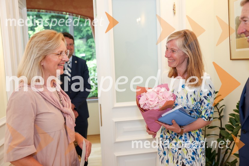  ... ;  Tiffany Sadler, Britanska veleposlanicaKraljičina rojstnodnevna zabava v rezidenci Britanskega veleposlaništva