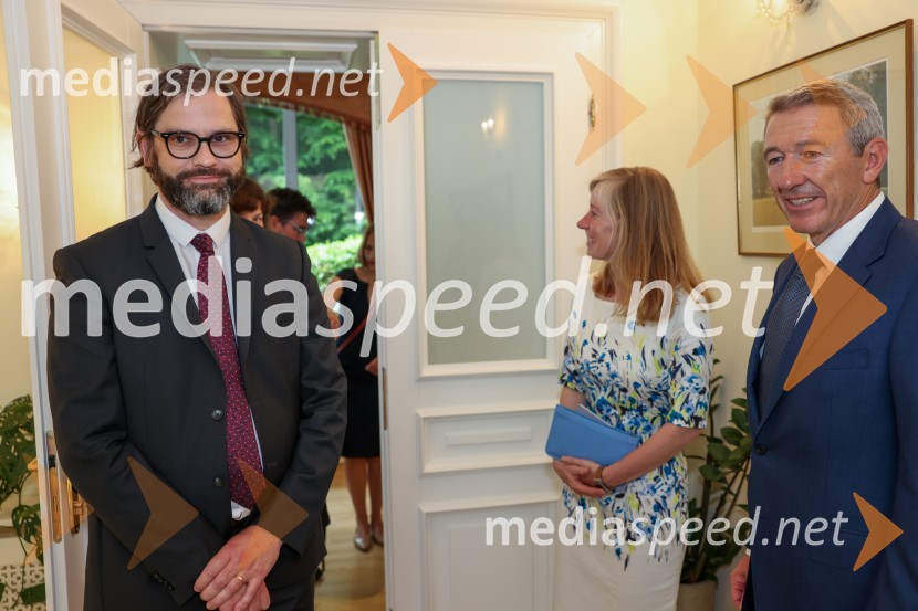  ... ;  Stephen SadlerKraljičina rojstnodnevna zabava v rezidenci Britanskega veleposlaništva