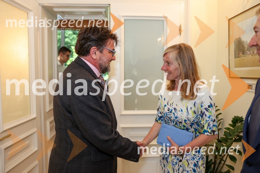  Anton Niculescu, romunski veleposlanik v Sloveniji;  Tiffany Sadler, Britanska veleposlanicaKraljičina rojstnodnevna zabava v rezidenci Britanskega veleposlaništva