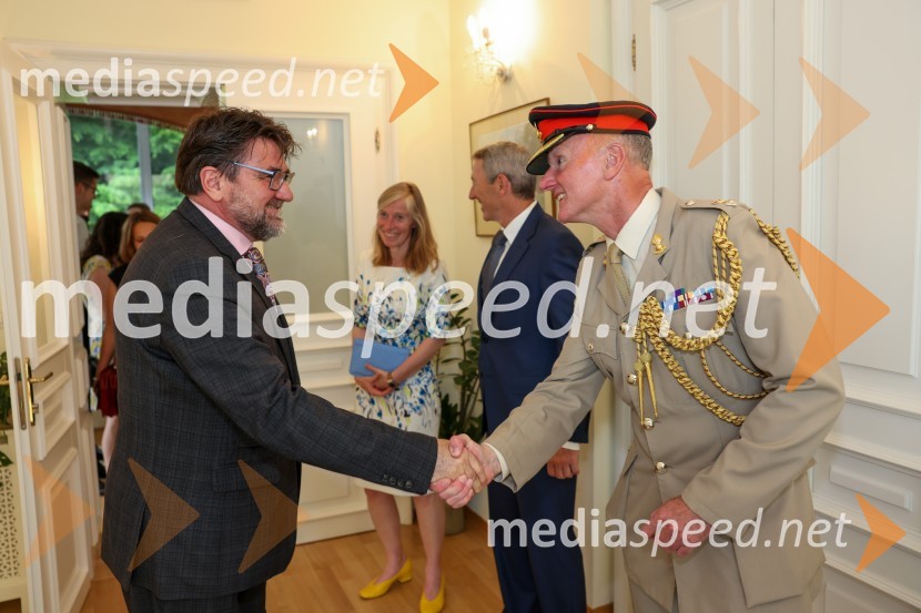  Anton Niculescu, romunski veleposlanik v Sloveniji;  Christopher Day, vojaški ataše Velike Britanije v SlovenijiKraljičina rojstnodnevna zabava v rezidenci Britanskega veleposlaništva