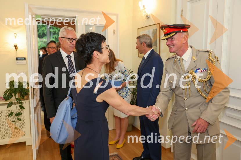  Marta Kos Marko, podpredsednica, Gibanje Svoboda;  Christopher Day, vojaški ataše Velike Britanije v SlovenijiKraljičina rojstnodnevna zabava v rezidenci Britanskega veleposlaništva