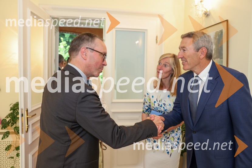  Blaž Košorok, Gen-i;  Stephen SadlerKraljičina rojstnodnevna zabava v rezidenci Britanskega veleposlaništva