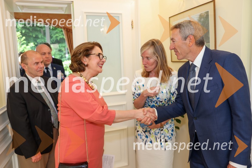  ... ;  Stephen SadlerKraljičina rojstnodnevna zabava v rezidenci Britanskega veleposlaništva