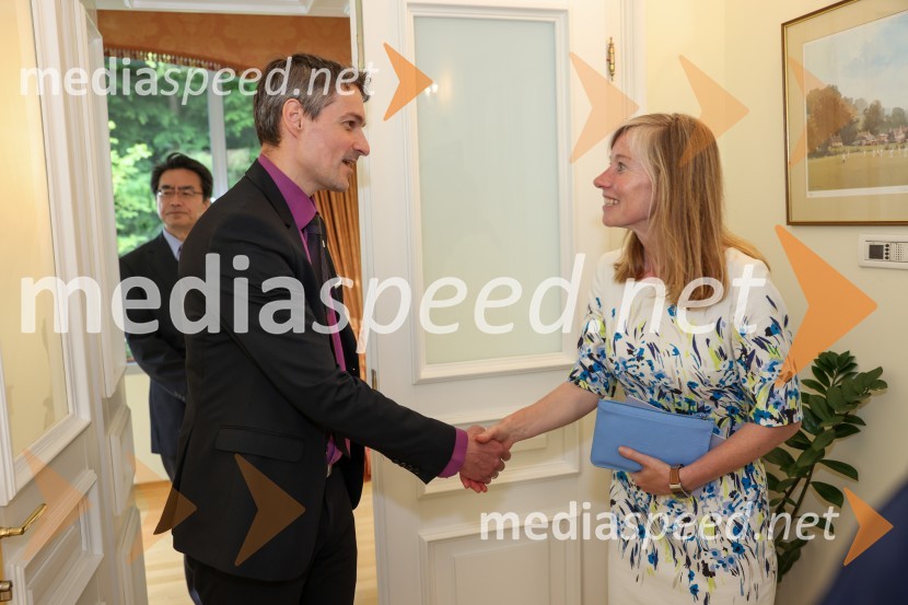  Bojan Ivanc, CFA, CAIA, član upravnega odbora društva CFA Slovenija in glavni ekonomist Analitike GZS, lokalni koordinator CFA Research Challenge 2022;  Tiffany Sadler, Britanska veleposlanicaKraljičina rojstnodnevna zabava v rezidenci Britanskega veleposlaništva