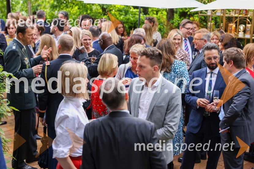 Kraljičina rojstnodnevna zabava v rezidenci Britanskega veleposlaništva