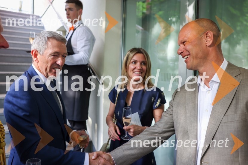  Stephen Sadler;  Barbara Uranjek, direktorica, Britansko-slovenska gospodarska zbornica;  Primož Kozina, odvetnikKraljičina rojstnodnevna zabava v rezidenci Britanskega veleposlaništva