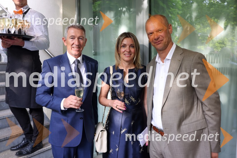  Stephen Sadler;  Barbara Uranjek, direktorica, Britansko-slovenska gospodarska zbornica;  Primož Kozina, odvetnikKraljičina rojstnodnevna zabava v rezidenci Britanskega veleposlaništva