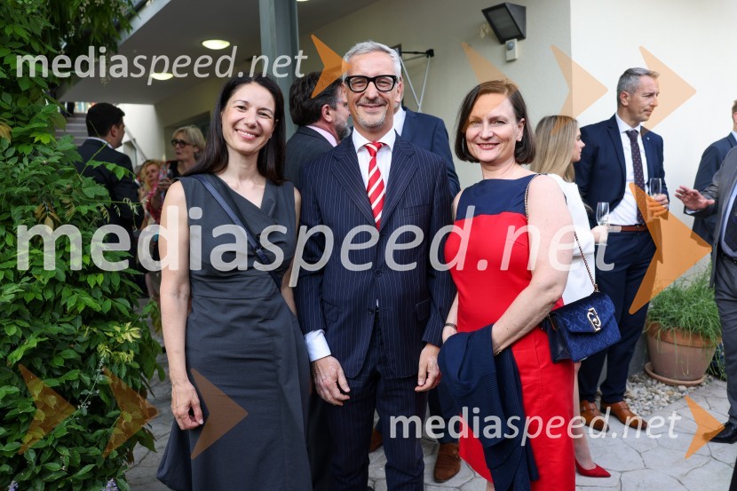  ... ; dr. Jernej Pikalo, profesor, politik;  ... Kraljičina rojstnodnevna zabava v rezidenci Britanskega veleposlaništva