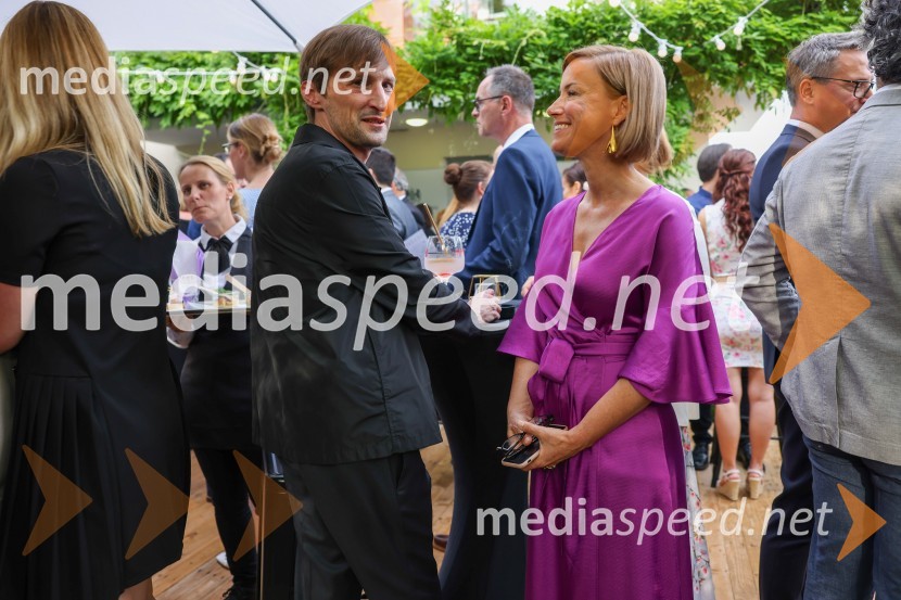  ... ;  Barbara Navala, Britansko veleposlaništvo v SlovenijiKraljičina rojstnodnevna zabava v rezidenci Britanskega veleposlaništva