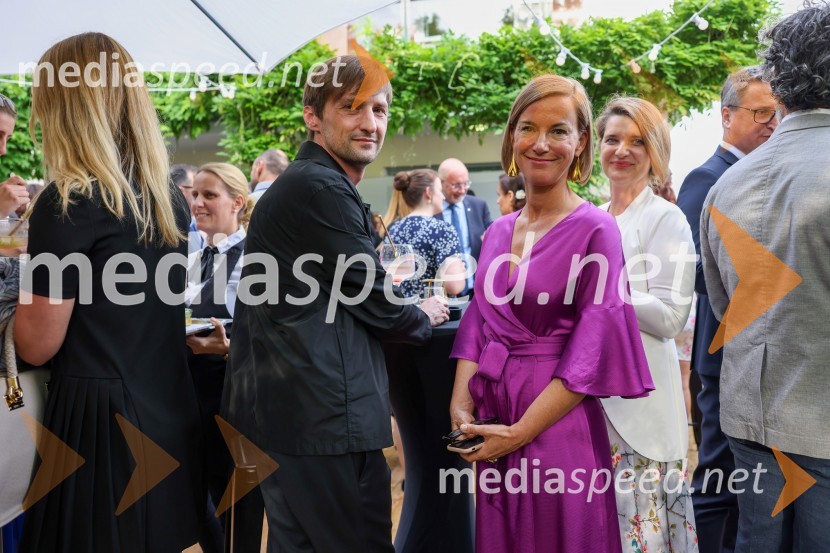  ... ;  Barbara Navala, Britansko veleposlaništvo v SlovenijiKraljičina rojstnodnevna zabava v rezidenci Britanskega veleposlaništva