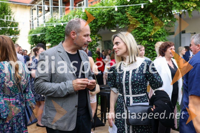  ... ;  Valentina  Smej Novak, kolumnistka, prevajalka in TV voditeljicaKraljičina rojstnodnevna zabava v rezidenci Britanskega veleposlaništva