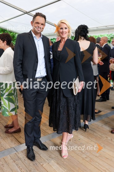  Žiga FIšer, Elektro Ljubljana;  Petra Juvančič, izvršna direktorica, Združenje ManagerKraljičina rojstnodnevna zabava v rezidenci Britanskega veleposlaništva