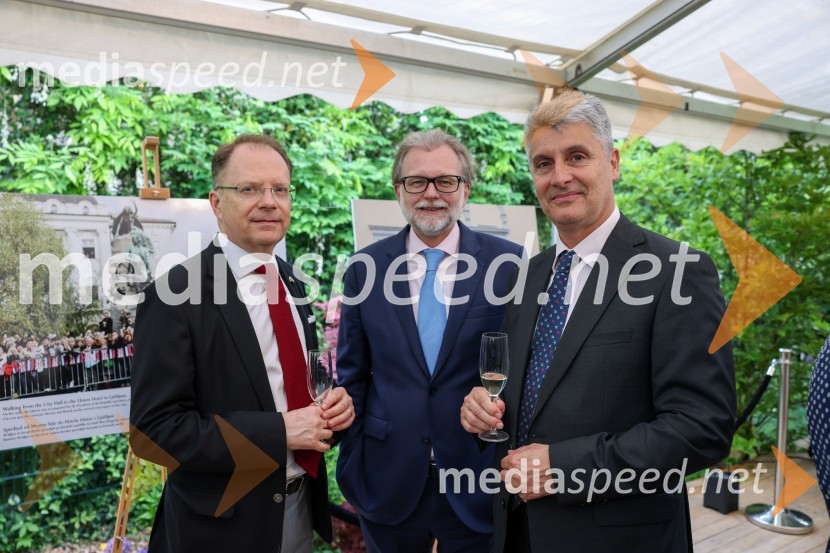 Kraljičina rojstnodnevna zabava v rezidenci Britanskega veleposlaništva