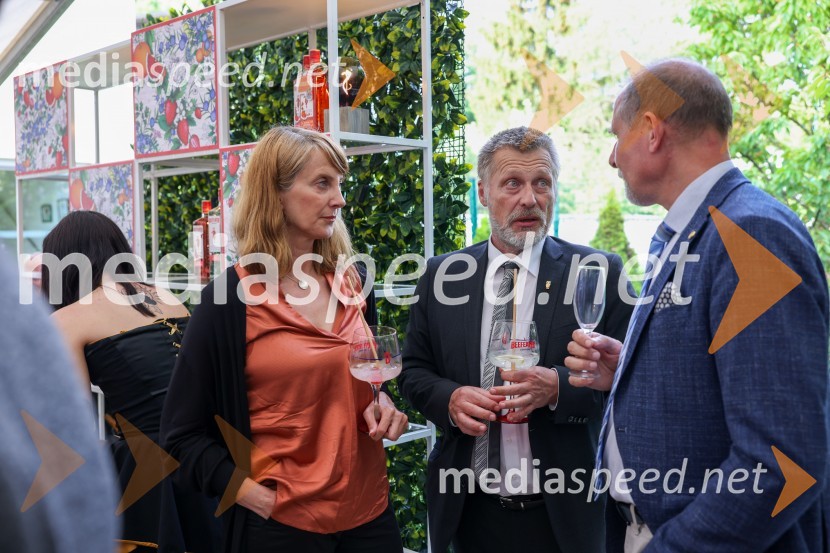 Kraljičina rojstnodnevna zabava v rezidenci Britanskega veleposlaništva