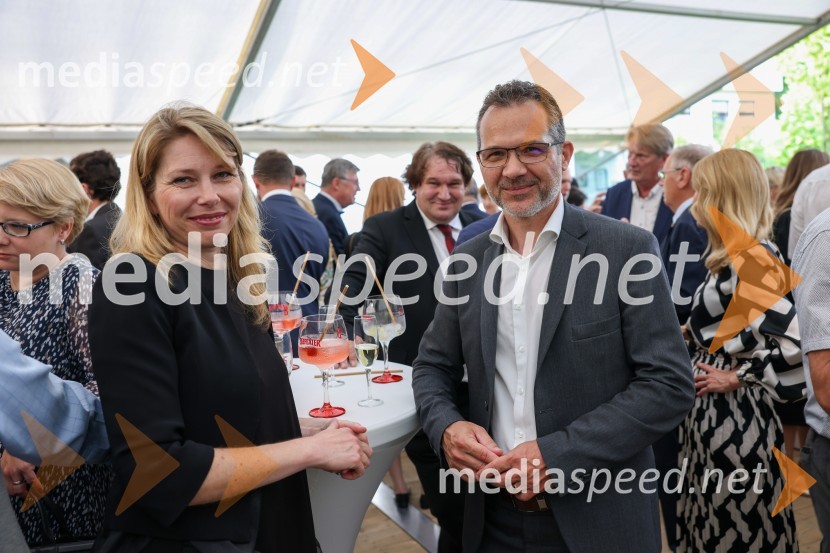  Nuša Pavlinjek Slavinec, vodja marketinga in prodaje, Roto d.o.o.;  Tadej Gosak, direktor Titus EuropaKraljičina rojstnodnevna zabava v rezidenci Britanskega veleposlaništva