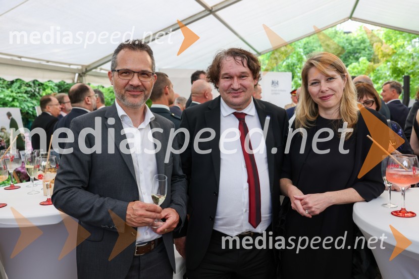  Tadej Gosak, direktor Titus Europa; dr. Mitja Slavinec, fizik in politik;  Nuša Pavlinjek Slavinec, vodja marketinga in prodaje, Roto d.o.o.Kraljičina rojstnodnevna zabava v rezidenci Britanskega veleposlaništva