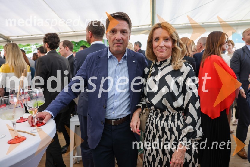  Mihael Sernec;  Katja PiškurKraljičina rojstnodnevna zabava v rezidenci Britanskega veleposlaništva