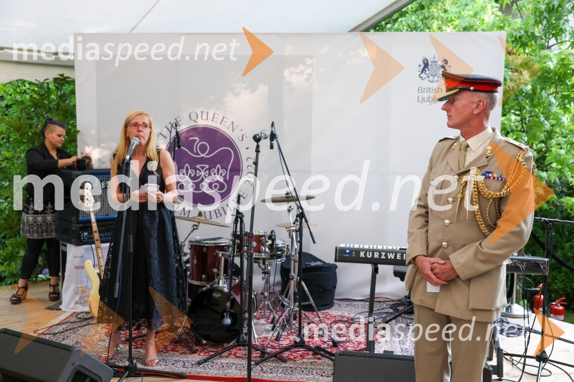  Nataša Katušin;  Christopher Day, vojaški ataše Velike Britanije v SlovenijiKraljičina rojstnodnevna zabava v rezidenci Britanskega veleposlaništva