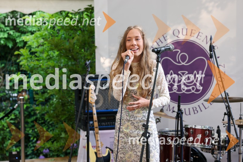  Alenka Vozlič Leni, pevkaKraljičina rojstnodnevna zabava v rezidenci Britanskega veleposlaništva