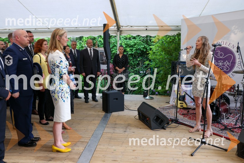 Kraljičina rojstnodnevna zabava v rezidenci Britanskega veleposlaništva