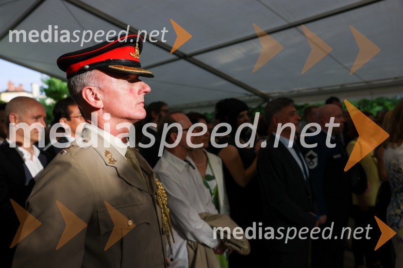  Christopher Day, vojaški ataše Velike Britanije v SlovenijiKraljičina rojstnodnevna zabava v rezidenci Britanskega veleposlaništva