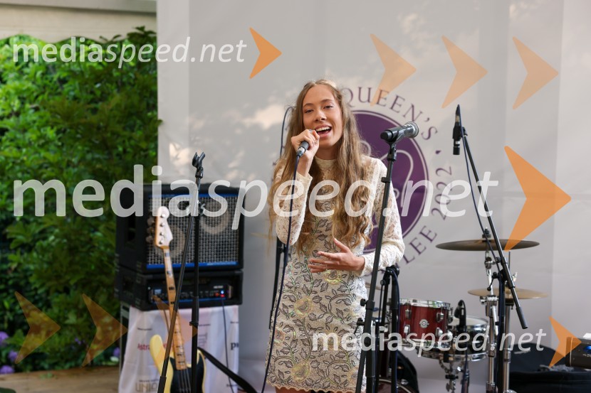  Alenka Vozlič Leni, pevkaKraljičina rojstnodnevna zabava v rezidenci Britanskega veleposlaništva