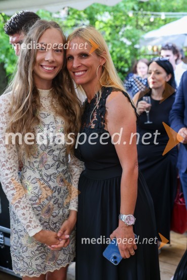  Alenka Vozlič Leni, pevka;  Martina VozličKraljičina rojstnodnevna zabava v rezidenci Britanskega veleposlaništva