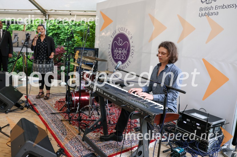 Kraljičina rojstnodnevna zabava v rezidenci Britanskega veleposlaništva