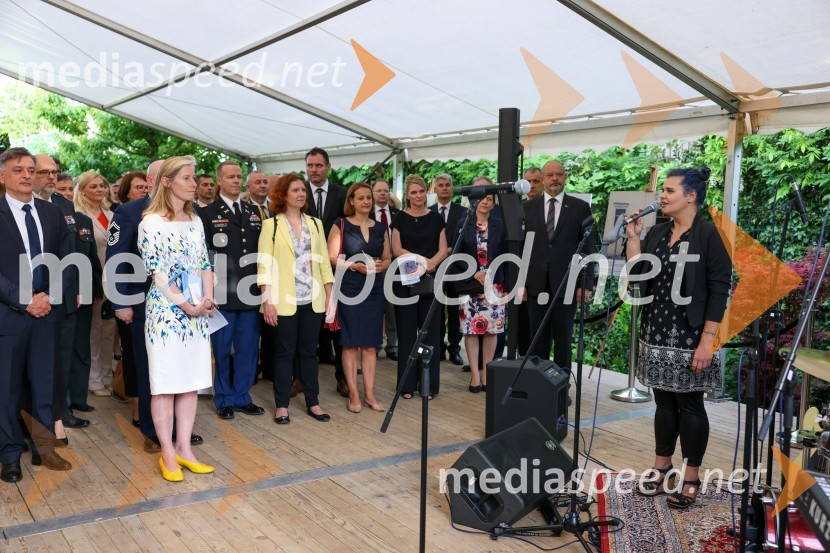 Kraljičina rojstnodnevna zabava v rezidenci Britanskega veleposlaništva