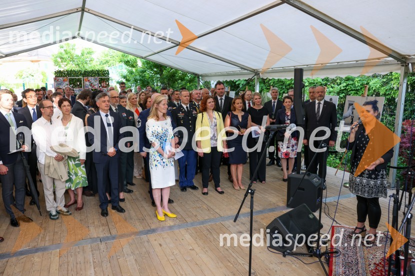 Kraljičina rojstnodnevna zabava v rezidenci Britanskega veleposlaništva