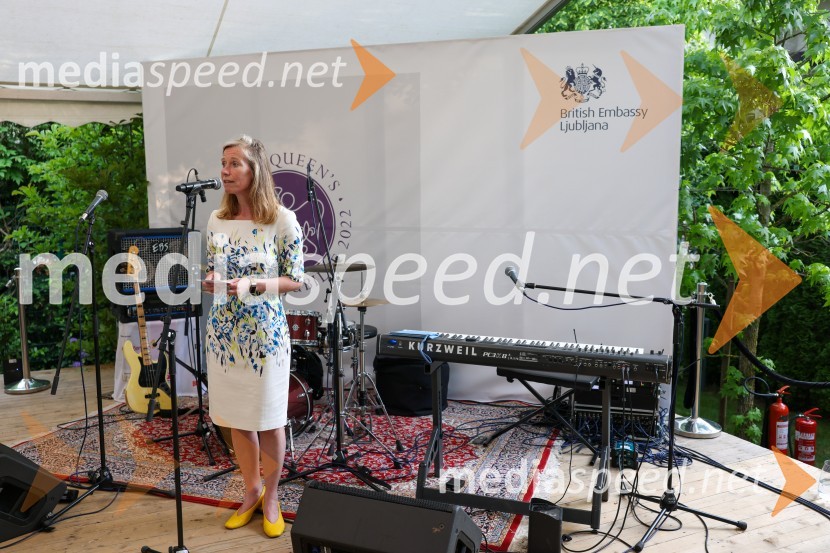  Tiffany Sadler, Britanska veleposlanicaKraljičina rojstnodnevna zabava v rezidenci Britanskega veleposlaništva