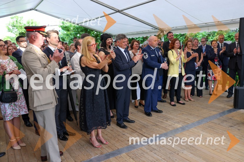 Kraljičina rojstnodnevna zabava v rezidenci Britanskega veleposlaništva