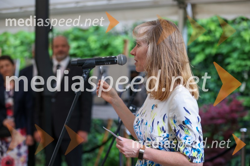  Tiffany Sadler, Britanska veleposlanicaKraljičina rojstnodnevna zabava v rezidenci Britanskega veleposlaništva