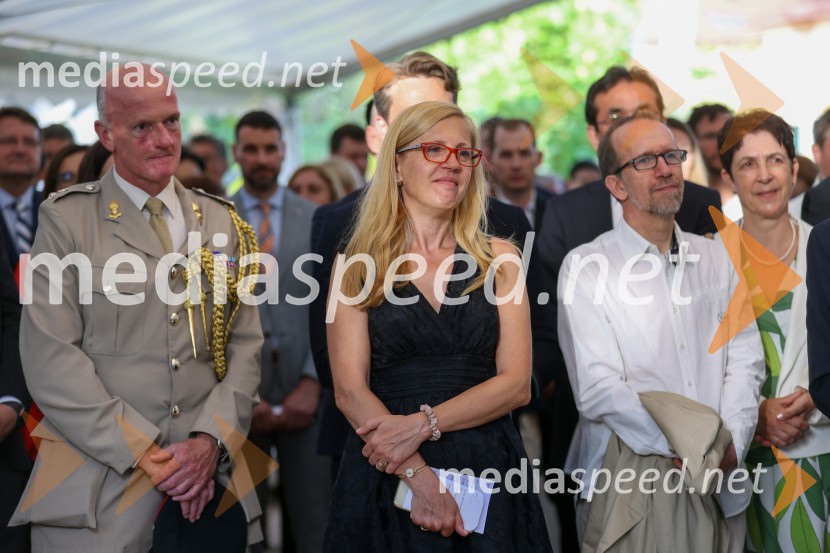  Christopher Day, vojaški ataše Velike Britanije v Sloveniji;  Nataša KatušinKraljičina rojstnodnevna zabava v rezidenci Britanskega veleposlaništva