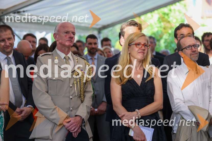  Christopher Day, vojaški ataše Velike Britanije v Sloveniji;  Nataša KatušinKraljičina rojstnodnevna zabava v rezidenci Britanskega veleposlaništva