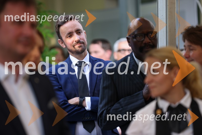 Kraljičina rojstnodnevna zabava v rezidenci Britanskega veleposlaništva