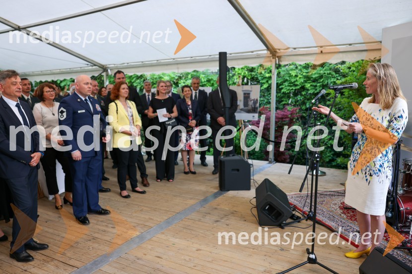 Kraljičina rojstnodnevna zabava v rezidenci Britanskega veleposlaništva