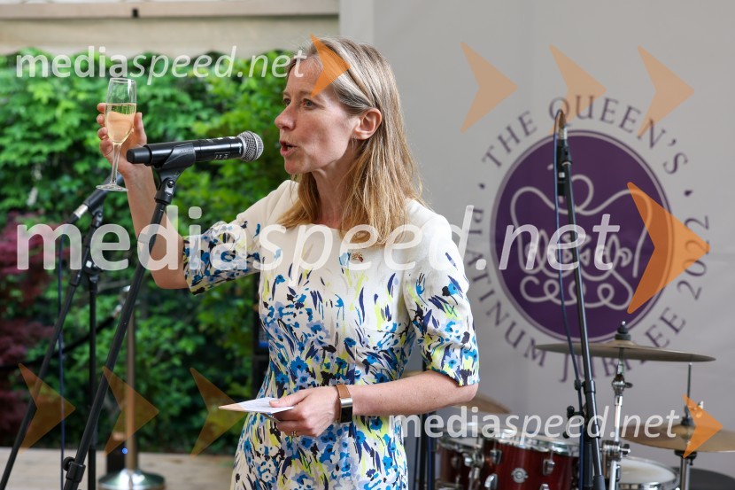  Tiffany Sadler, Britanska veleposlanicaKraljičina rojstnodnevna zabava v rezidenci Britanskega veleposlaništva