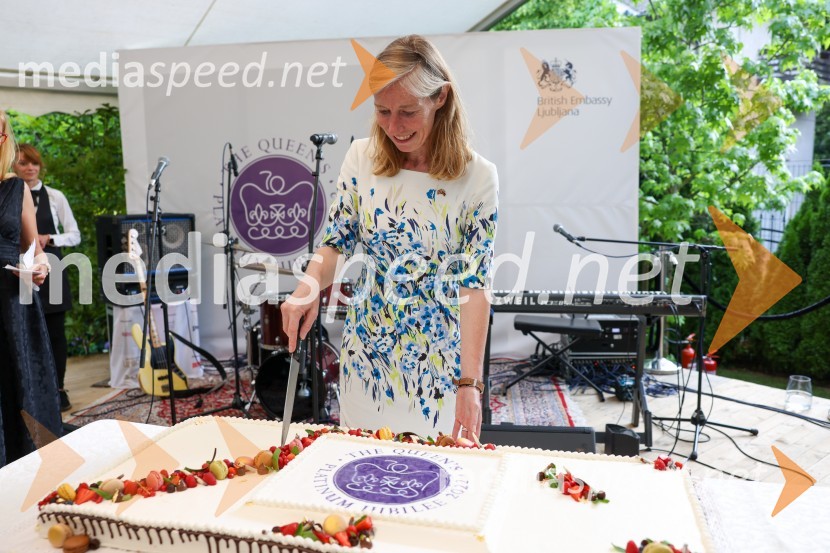  Tiffany Sadler, Britanska veleposlanicaKraljičina rojstnodnevna zabava v rezidenci Britanskega veleposlaništva
