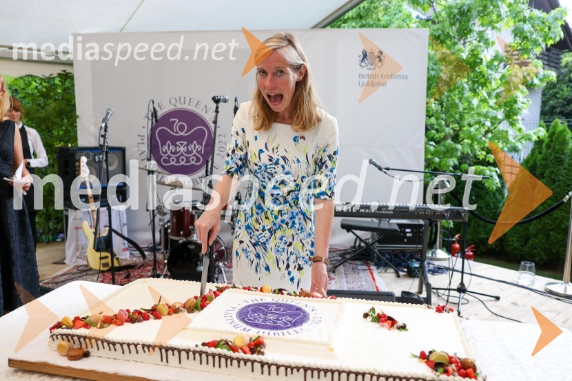  Tiffany Sadler, Britanska veleposlanicaKraljičina rojstnodnevna zabava v rezidenci Britanskega veleposlaništva