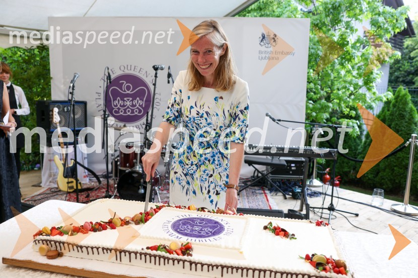  Tiffany Sadler, Britanska veleposlanicaKraljičina rojstnodnevna zabava v rezidenci Britanskega veleposlaništva