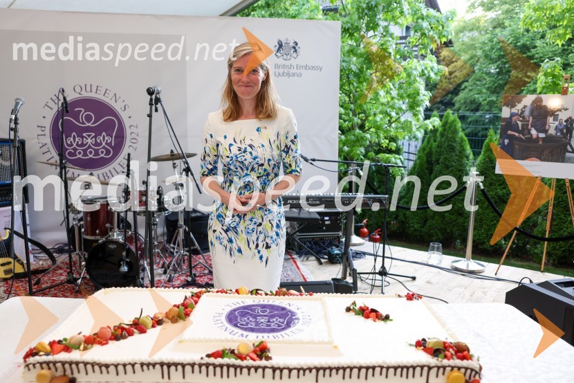  Tiffany Sadler, Britanska veleposlanicaKraljičina rojstnodnevna zabava v rezidenci Britanskega veleposlaništva