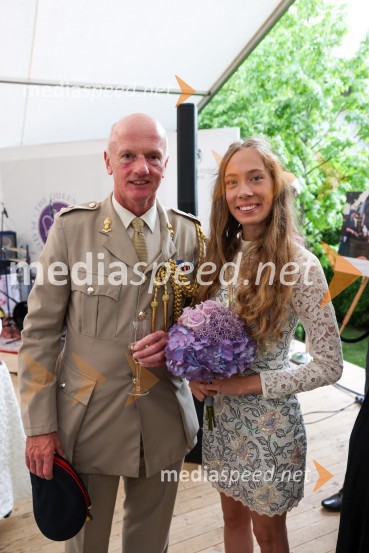  Christopher Day, vojaški ataše Velike Britanije v Sloveniji;  Alenka Vozlič Leni, pevkaKraljičina rojstnodnevna zabava v rezidenci Britanskega veleposlaništva