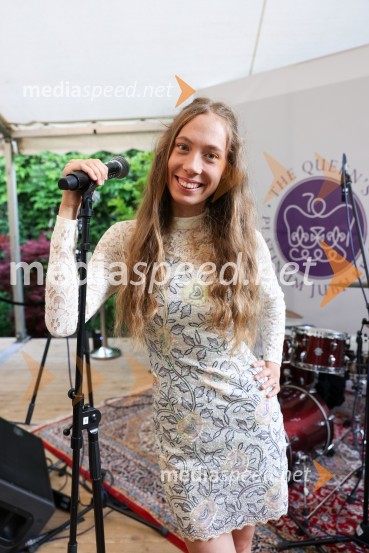  Alenka Vozlič Leni, pevkaKraljičina rojstnodnevna zabava v rezidenci Britanskega veleposlaništva